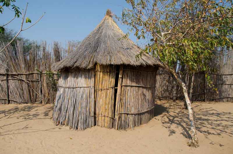 30 - Namibia - poblado Kavango - vivienda